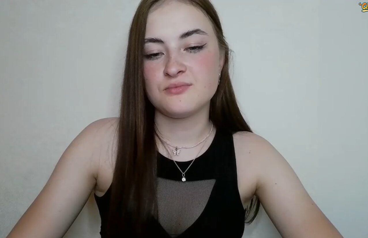camgirl brunette cute