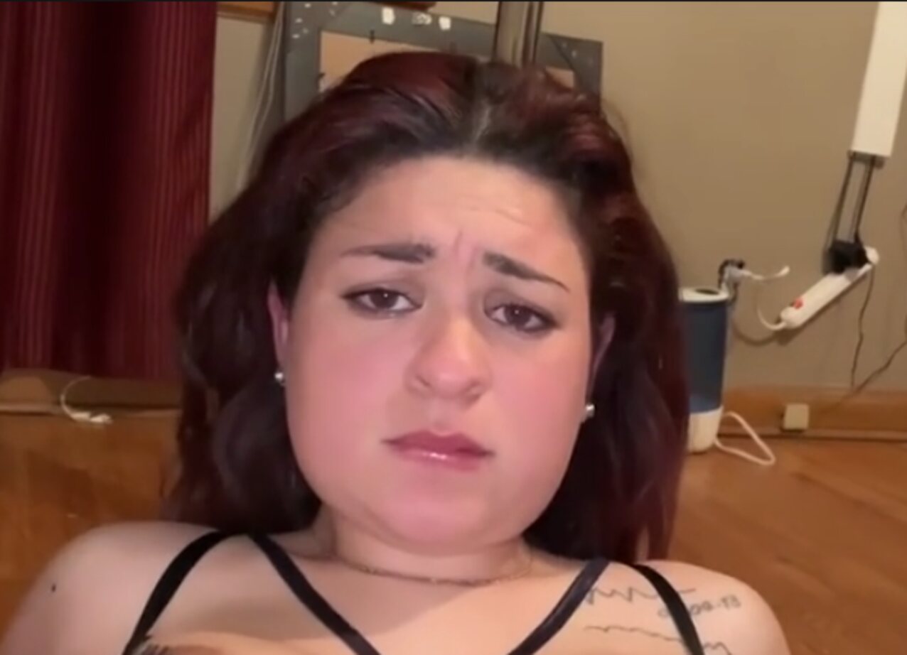 brunette chubby fingering