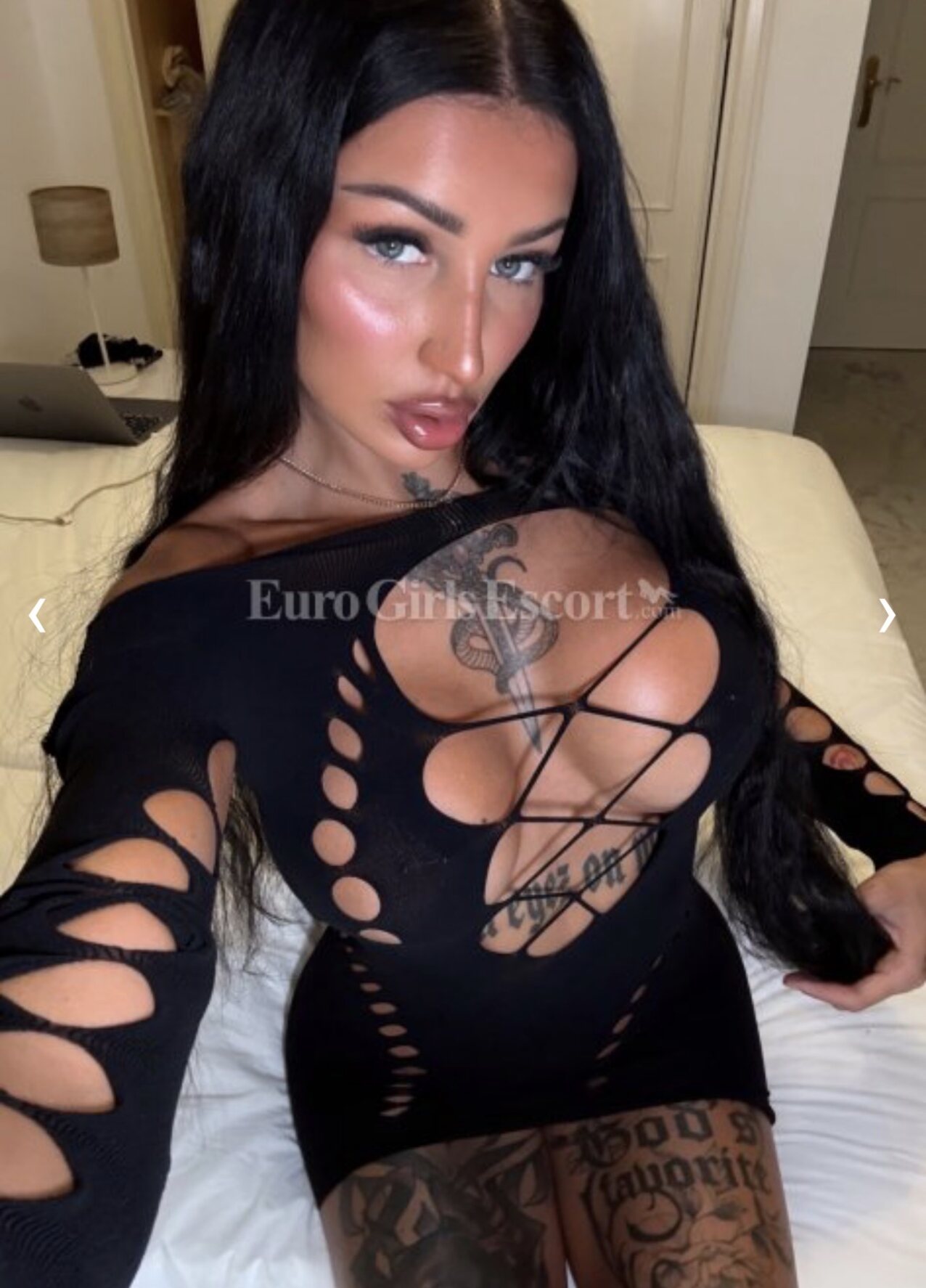 brunette tattoos sexy