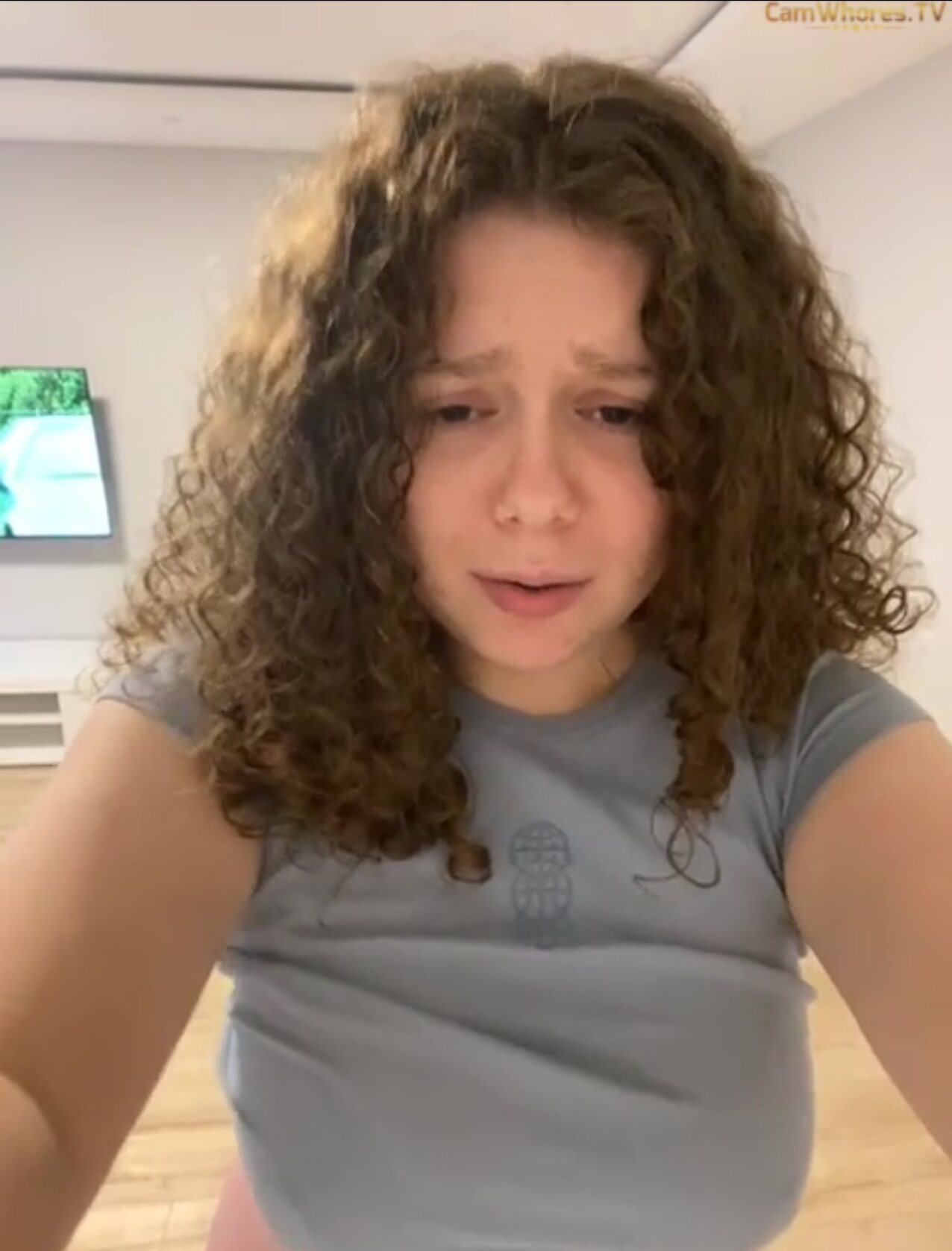 curly hair camgirl solo