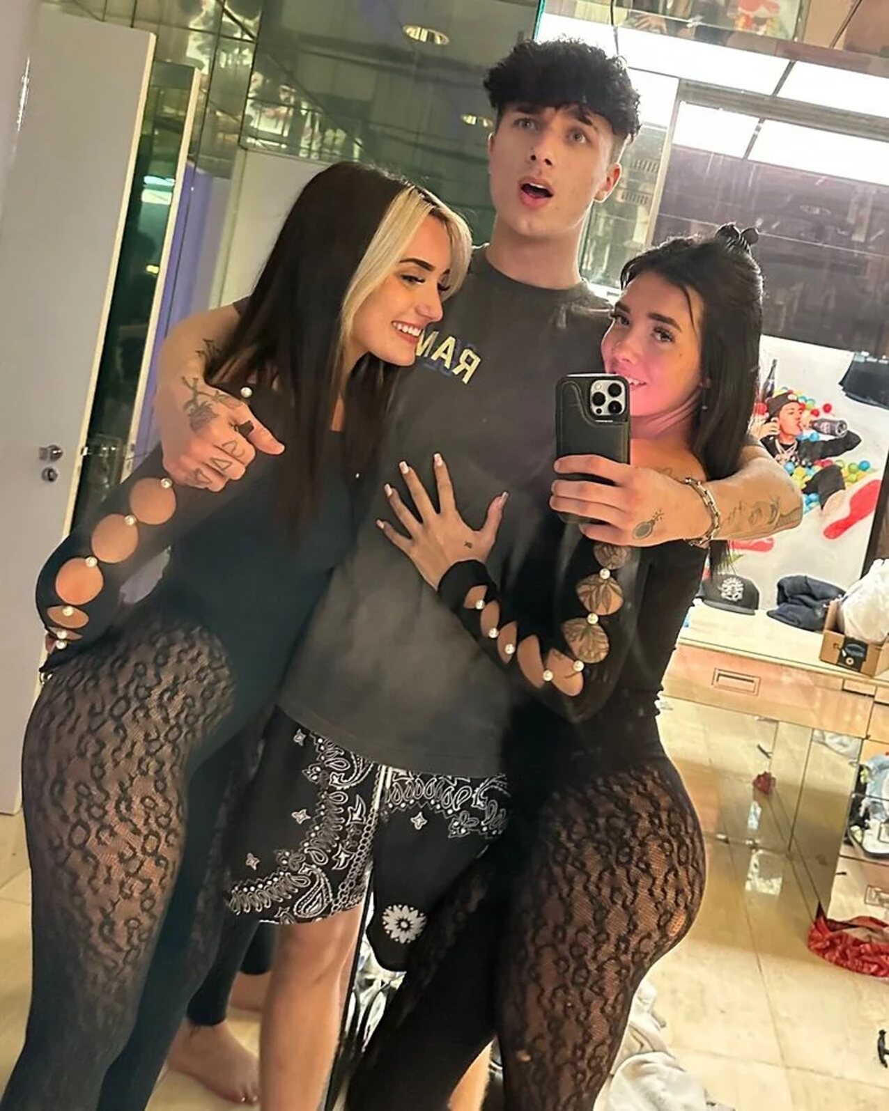 treesome teen brunet