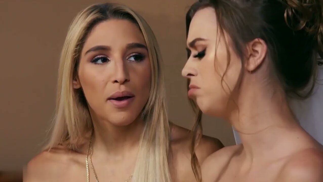 lesbian women kissing