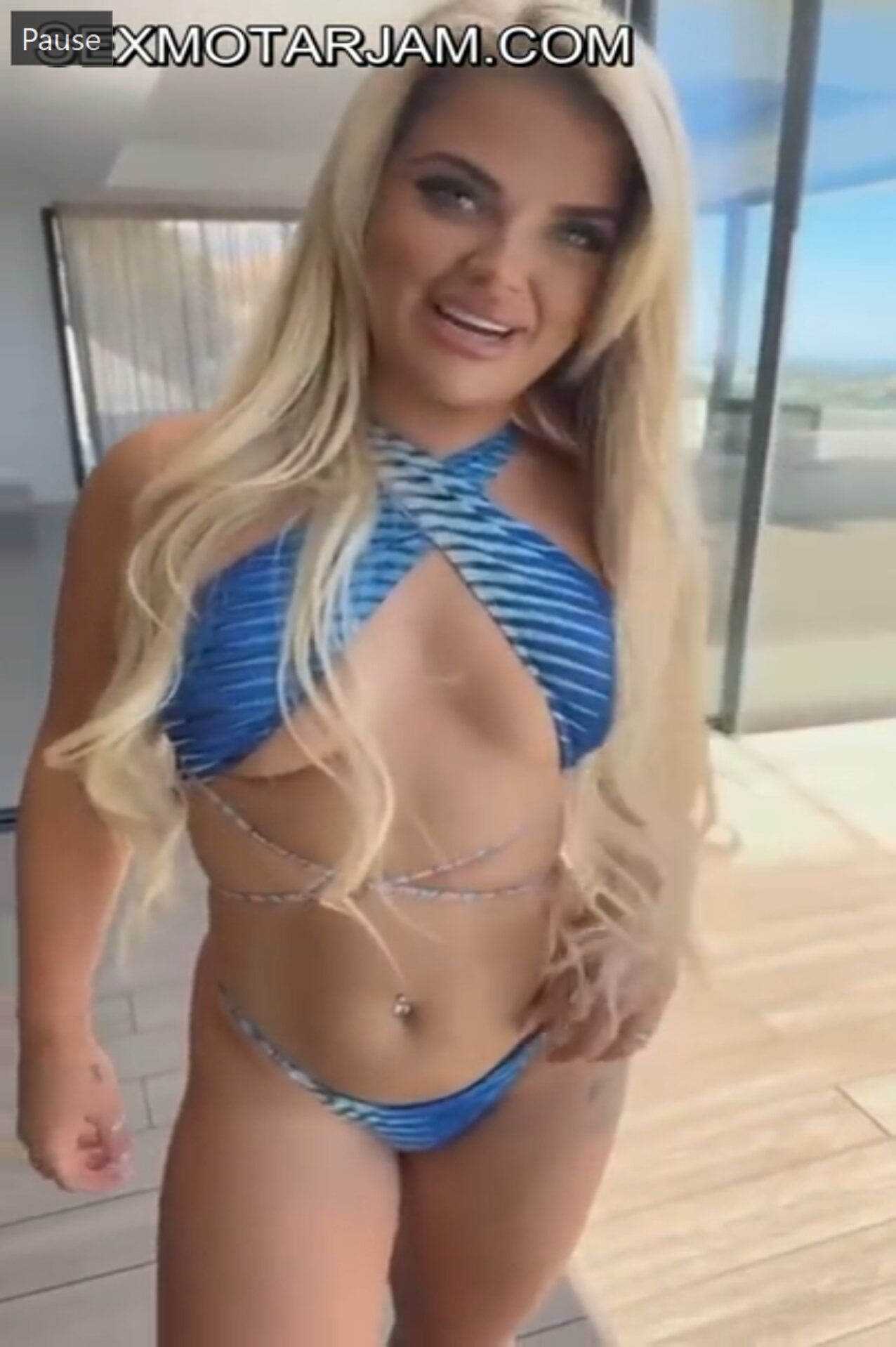 cute blonde posntar
