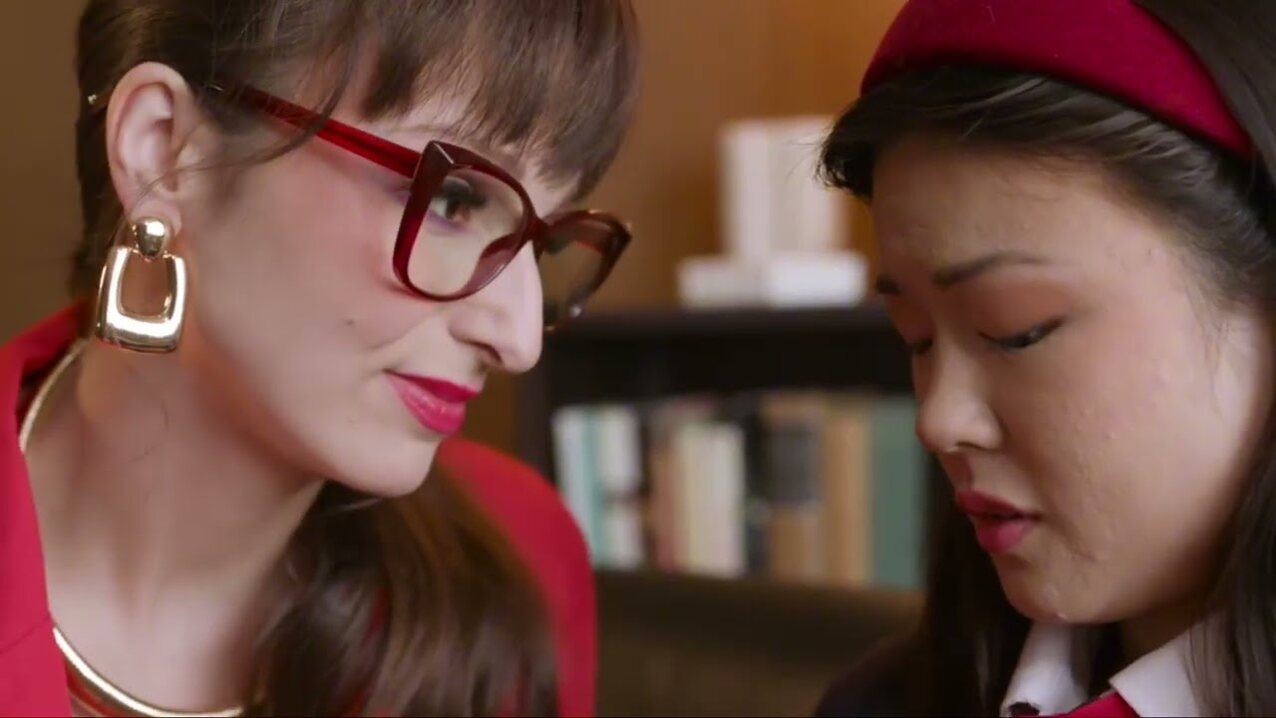 lesbian women kissing
