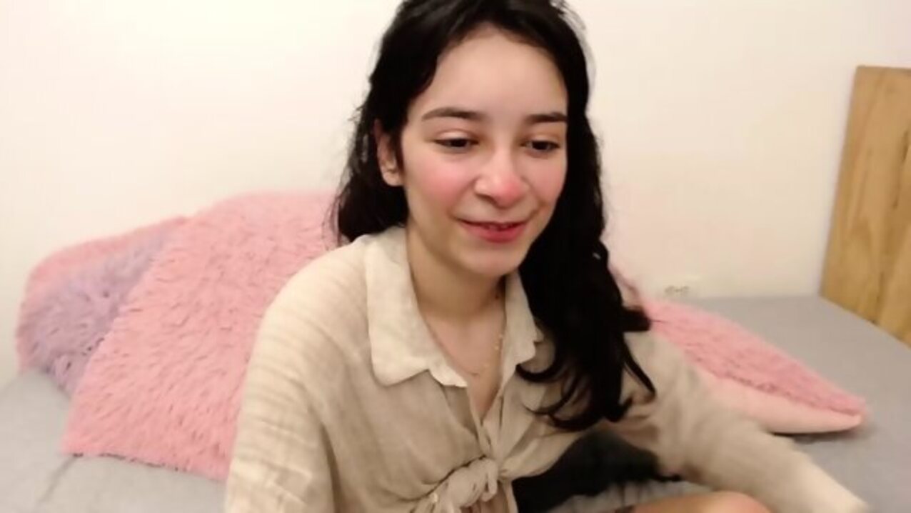 latina camgirl brunette