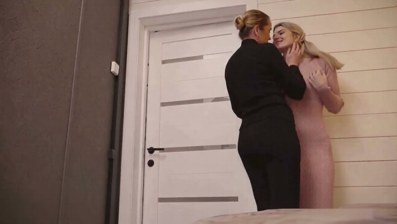 lesbian women kissing