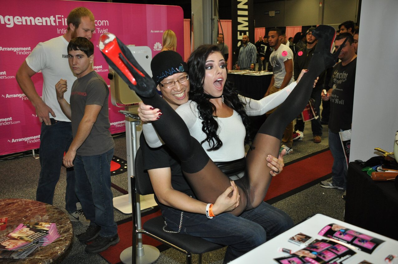 fans brunette convention
