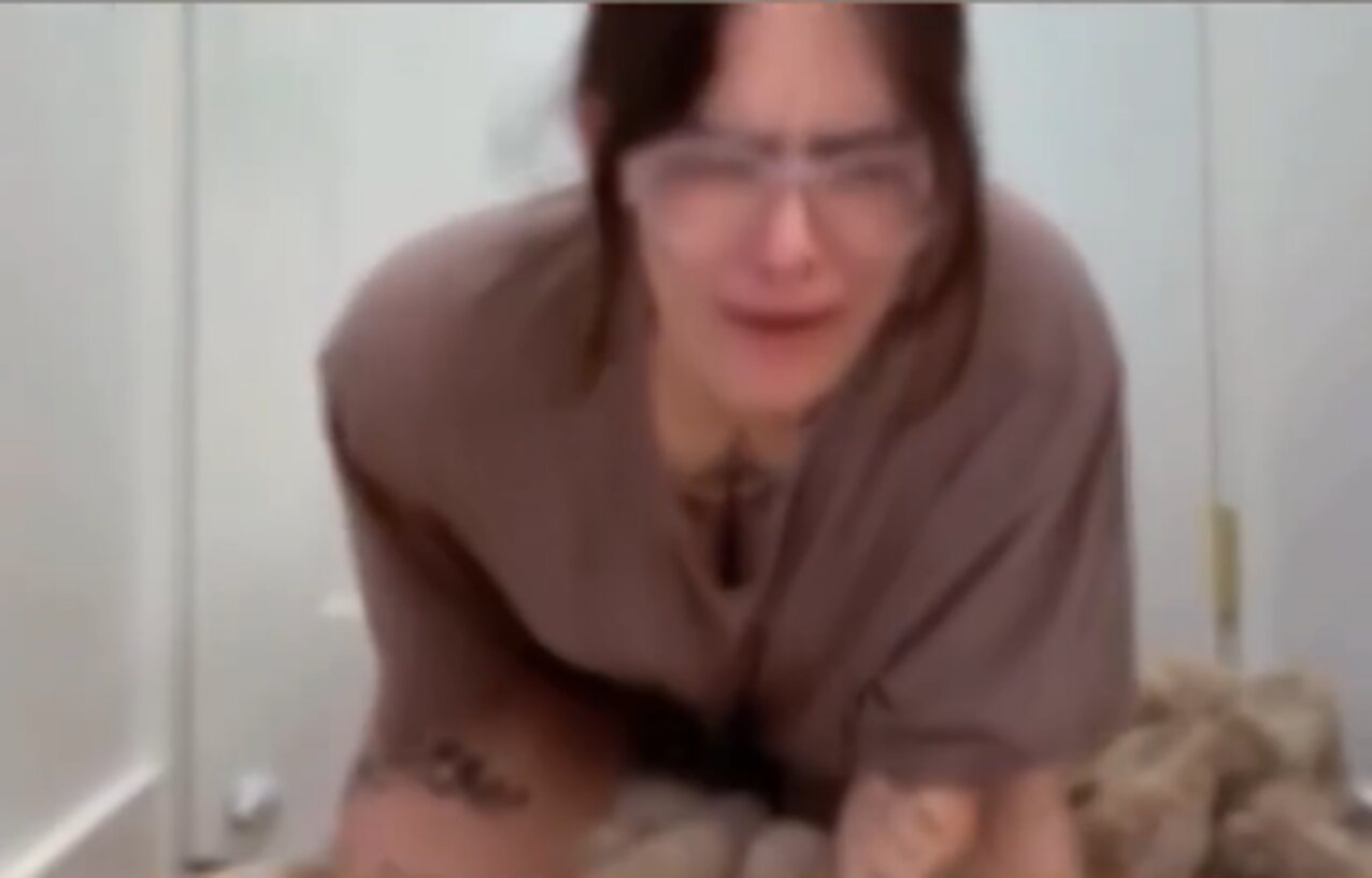 tattooed brunette camgirl