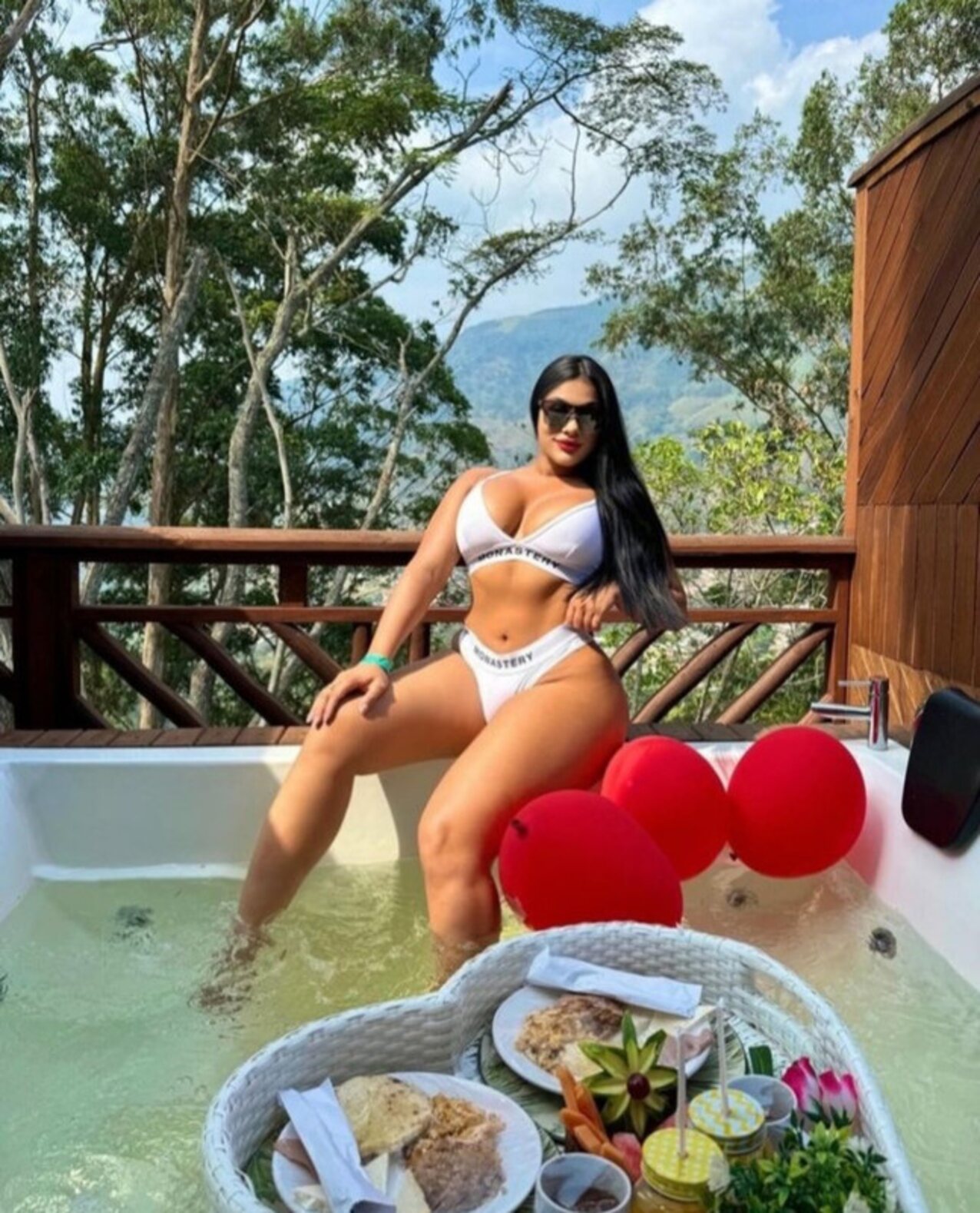 juicy girl half naked brasil