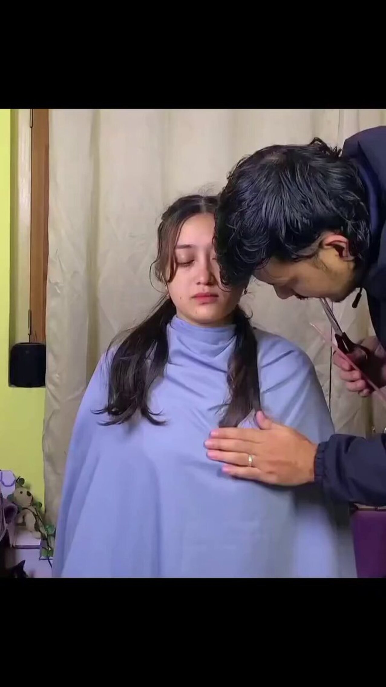 barber saloon boobs