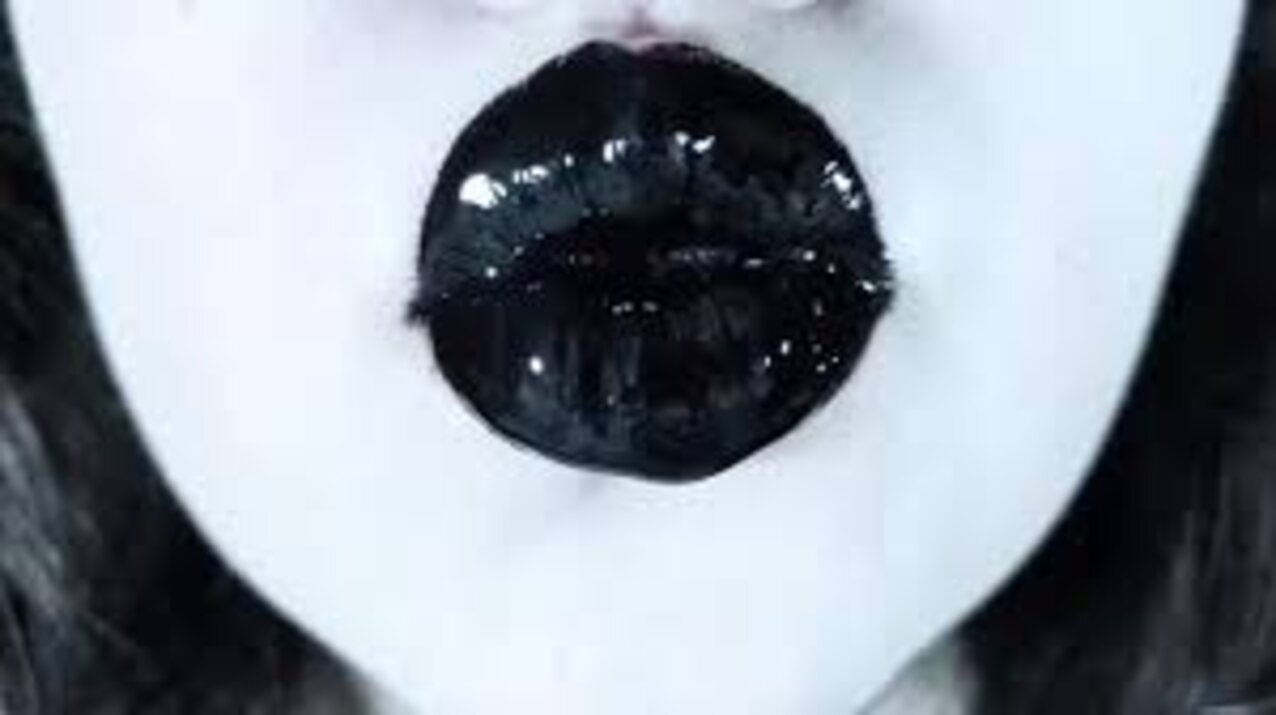 goth lips babe