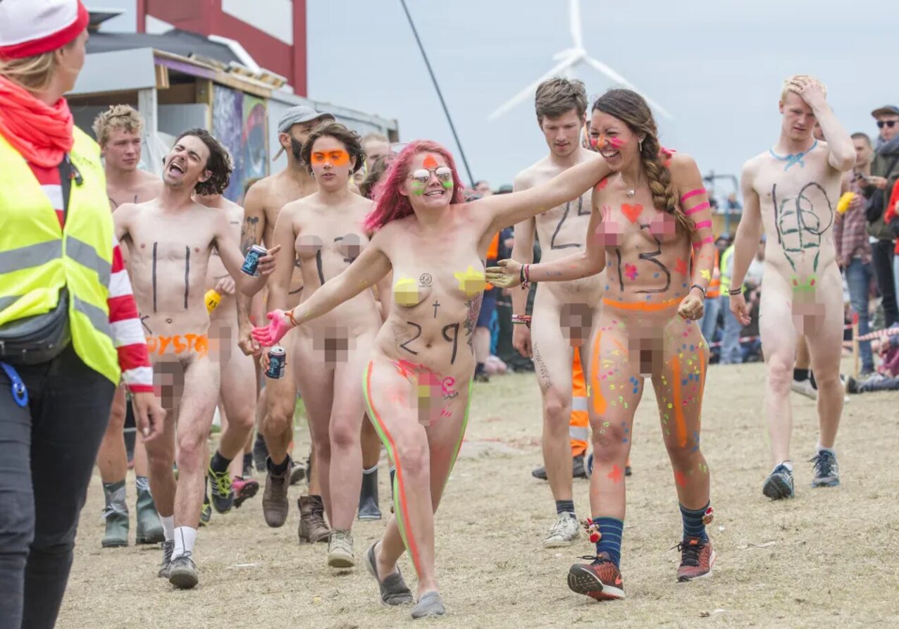 naked runner athelete roskilde festival