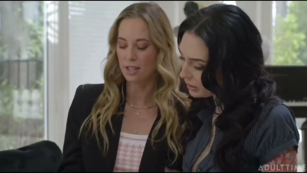 lesbian women kissing
