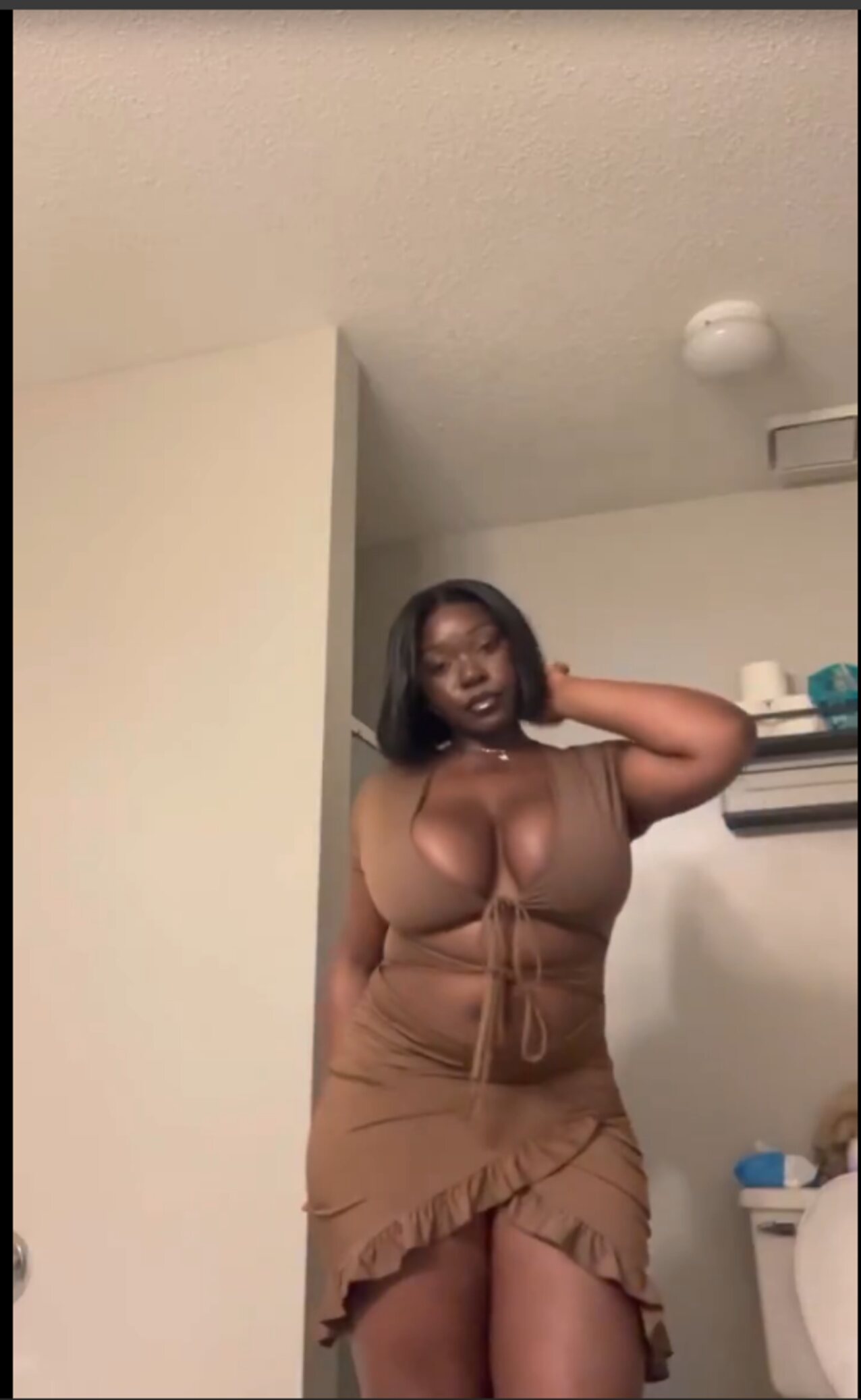busty thicc dark hair