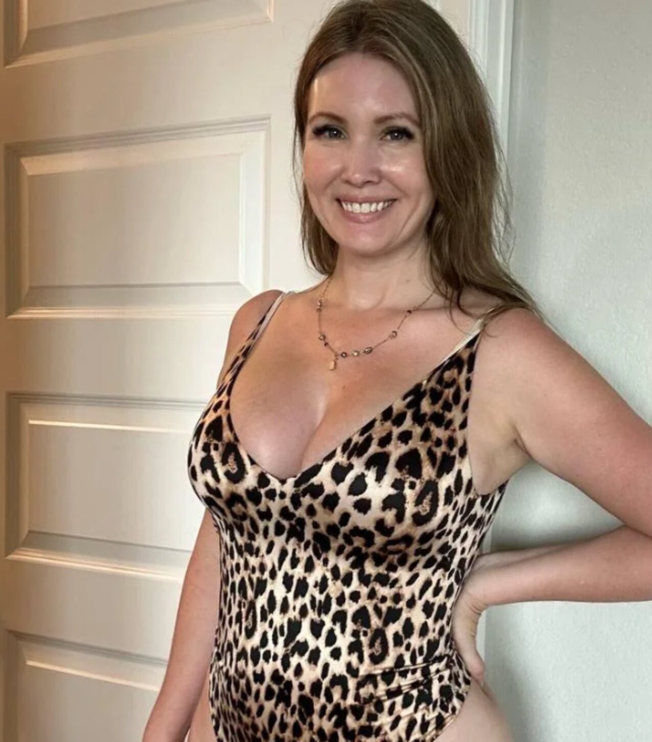 milf brunette mom