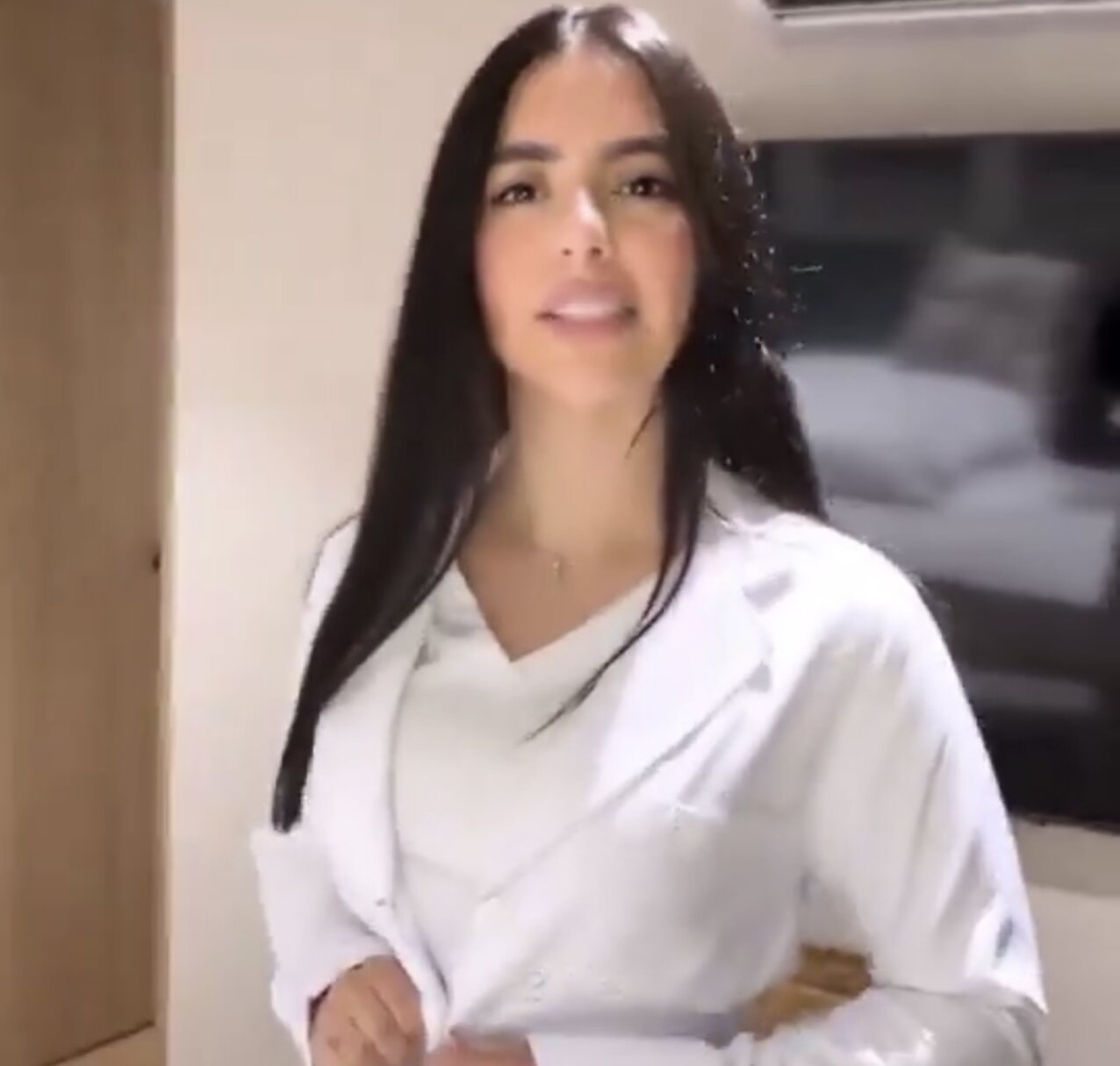 noise sweet brunet