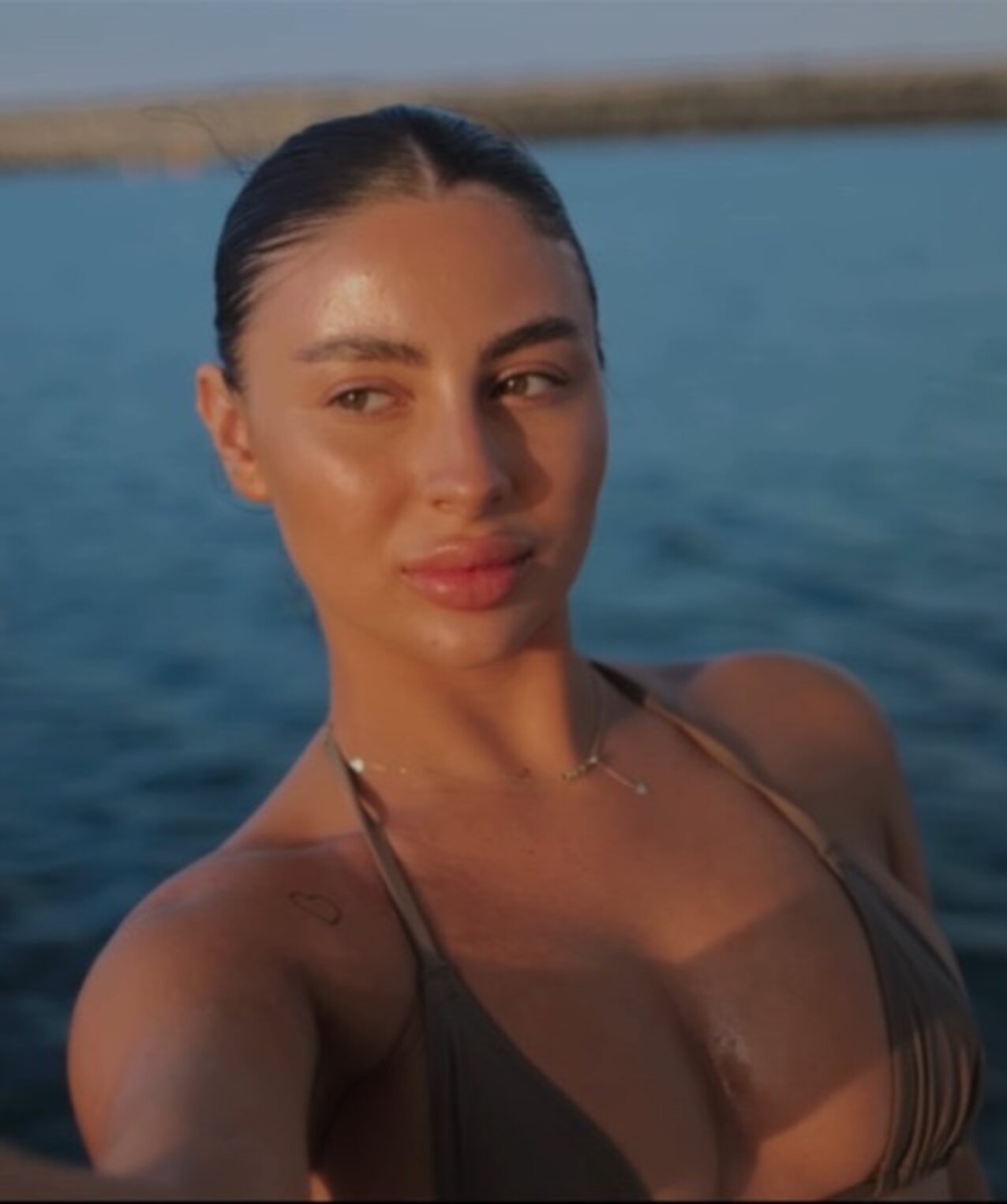 camgirl thigh shoulder