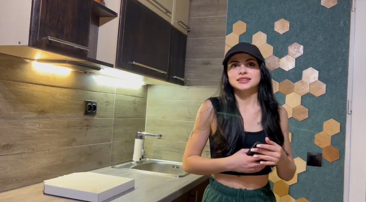 delivery girl pizza blow job