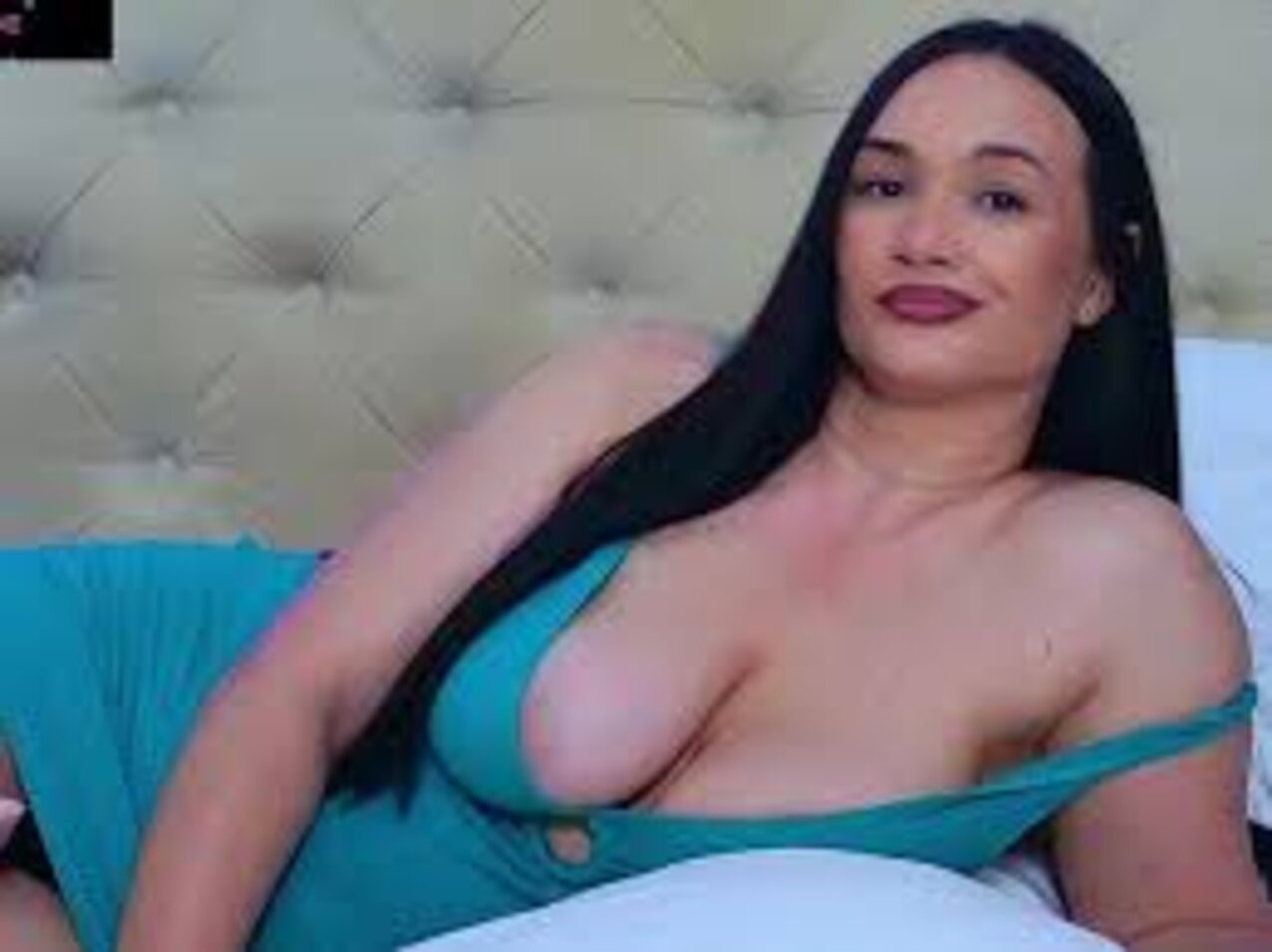 camgirl big tits black hair