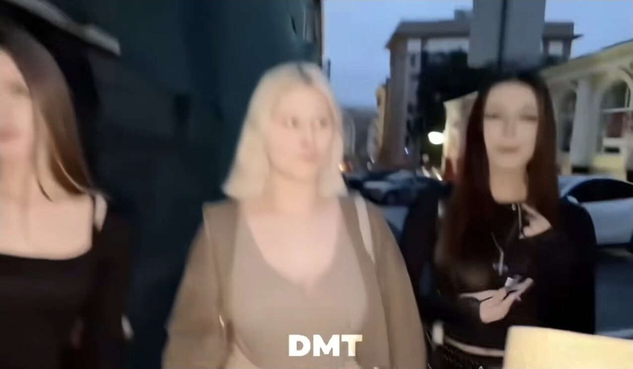 3women blonde brunnete
