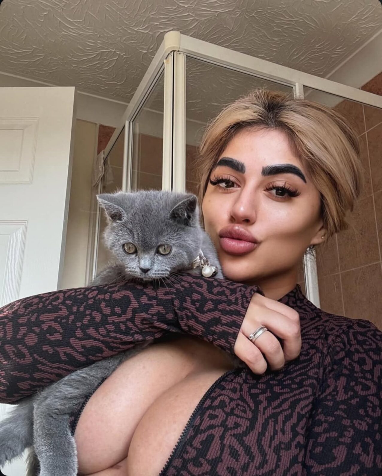 bimbo milf short hair