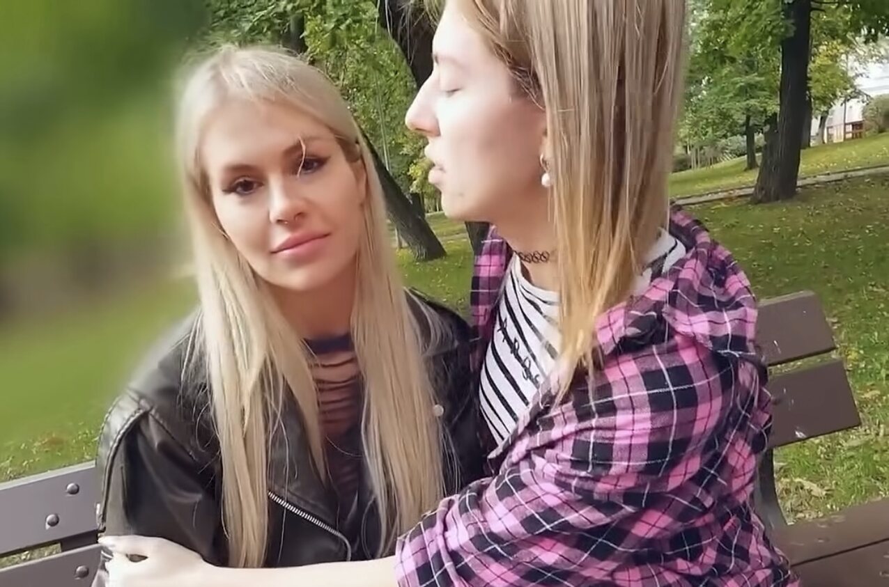 blonde threesome park