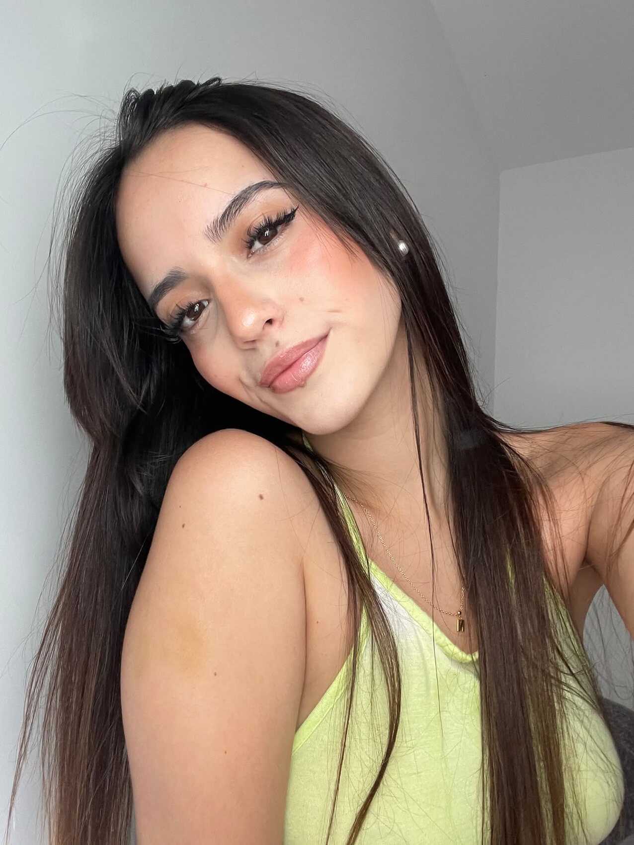 skinny teen brunete