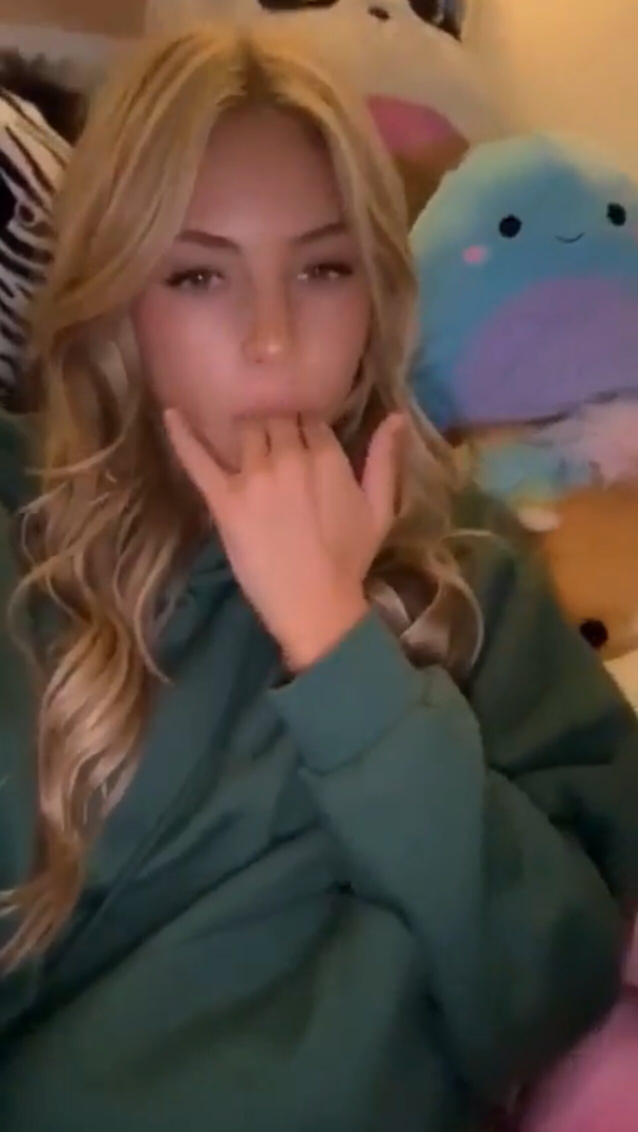 blond fingering masturbation